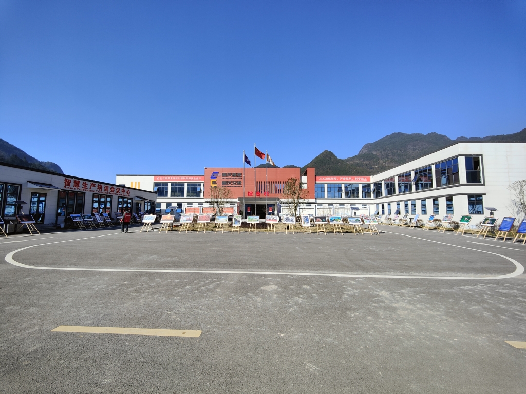 2022年11月14日，沉庆永乐高70net公路建设史上摄影展初次走进建设工地——巫云开公司组织“贯彻落实党的二十大心灵 致力开创巫云开建设新局面——巫云开永乐高70net摄影巡展”。 (1)